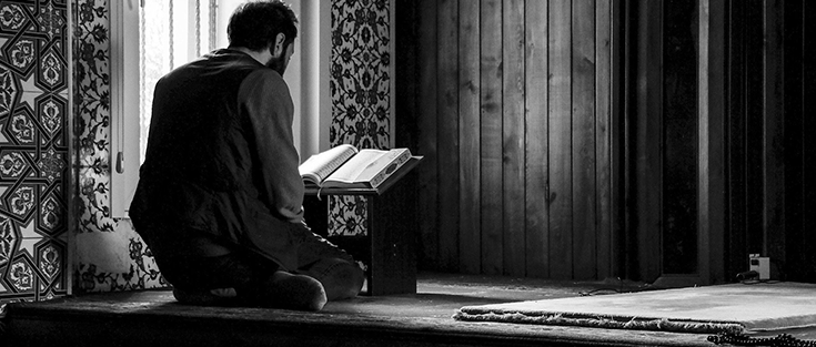 Junger Muslim betet
