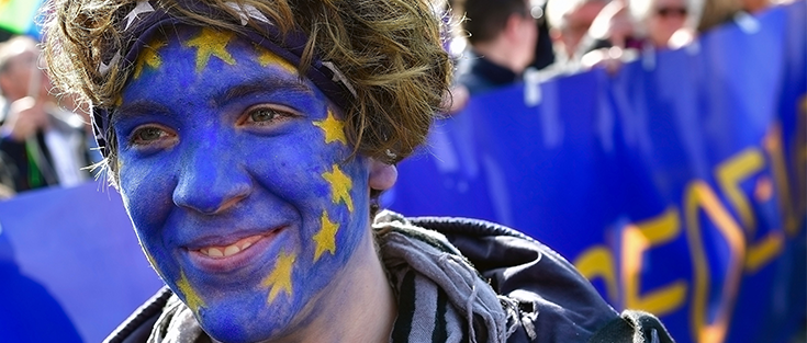 Frau mit geschminkter Europa-Flagge