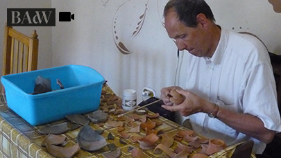Stefan Schmidt arbeitet mit archäologischen Funden