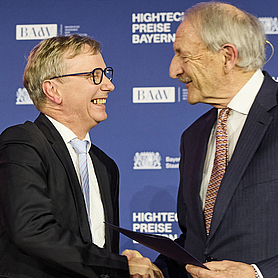 Prof. Schwaiger (rechts) reicht Prof. Fettweis die Hand und gratuliert zum Pioneer Award