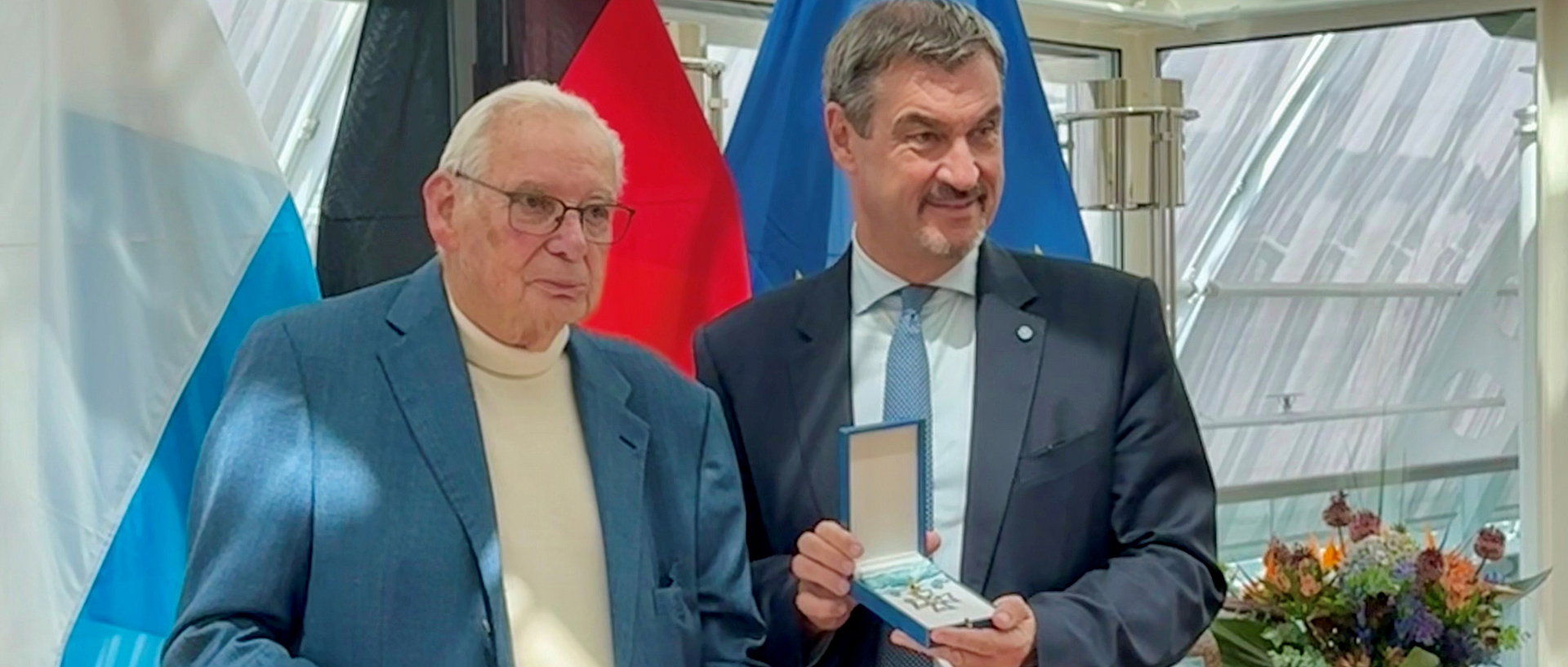 Ulrich L. Rohde und Markus Söder mit dem Verdienstorden in der Bayerischen Staatskanzlei