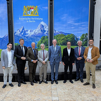 Gruppenfoto der Teilnehmenden der Auftaktveranstaltung des Dialogformats „Wissenschaft und Politik“ der Ad Hoc-Arbeitsgruppe „Neoimperialismus als Herausforderung der Gegenwart“ am 9. Juni 2026 in der Bayerischen Vertretung in Berlin. Im Mittelpunkt stehen die Leitenden Prof. Dr. Martin Schulze Wessel, Prof. Dr. Carlo Masala und Prof. Dr. Sören Urbansky sowie weitere Wissenschaftler:innen und politische Entscheidungsträger:innen, die sich zum Thema „China als neoimperiale Macht“ austauschen.