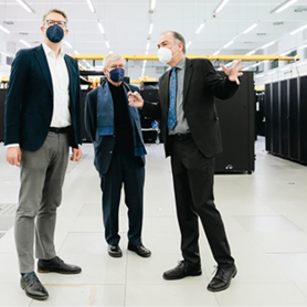 Wissenschaftsminister Markus Blume im Leibniz-Rechenzentrum der BAdW