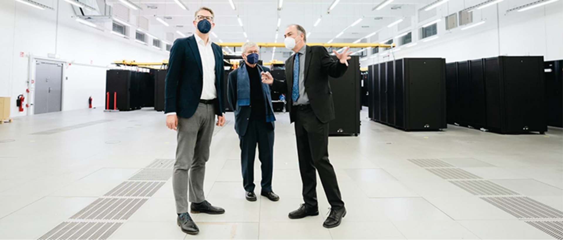 Wissenschaftsminister Markus Blume im Leibniz-Rechenzentrum der BAdW