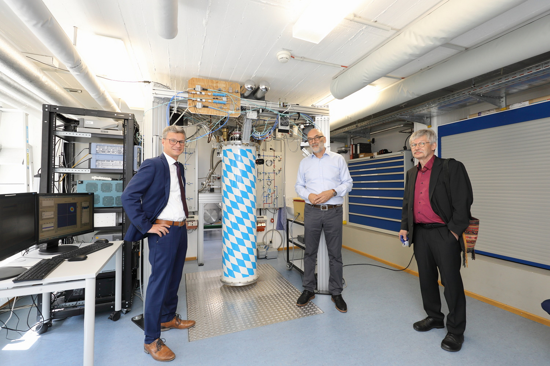 Wissenschaftsminister Bernd Sibler, WMI-Chef Rudolf Gross und Akademiepräsident Thomas O. Höllmann (v.l.n.r.) Wissenschaftsminister Bernd Sibler im Walther-Meißner-Institut für Tieftemperaturforschung der BAdW