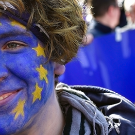 Frau mit geschminkter Europa-Flagge
