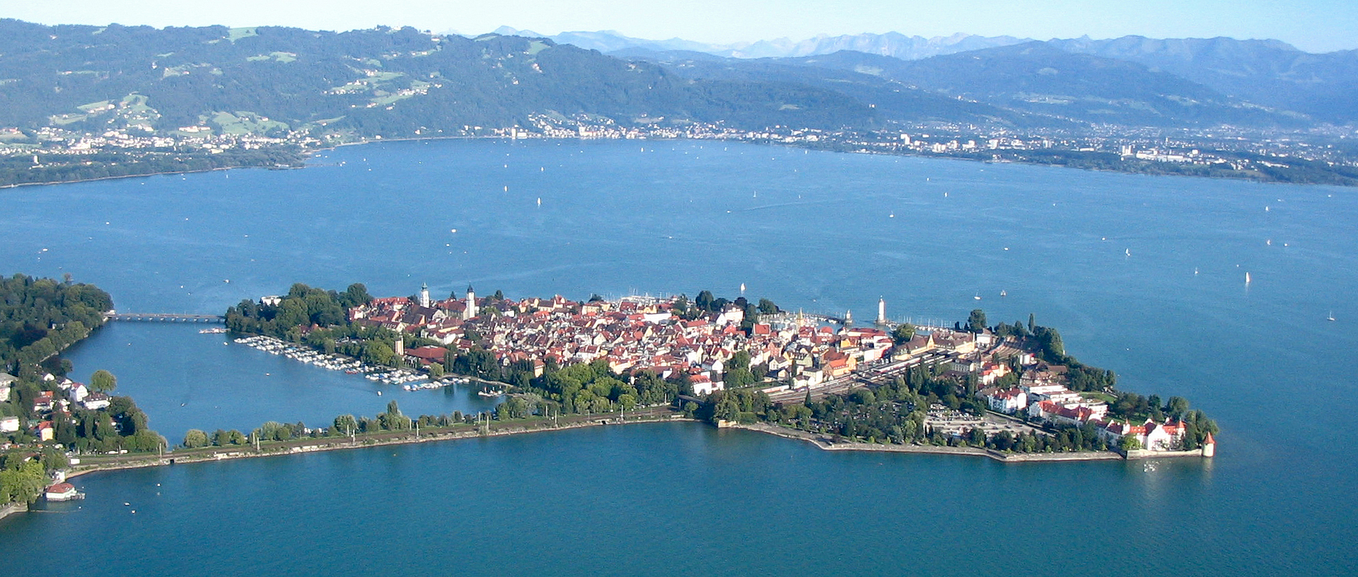 Luftbild des Bodensees mit Lindau