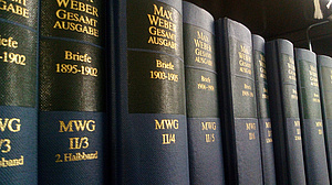 Bände der Max-Weber-Gesamtausgabe stehen im Regal