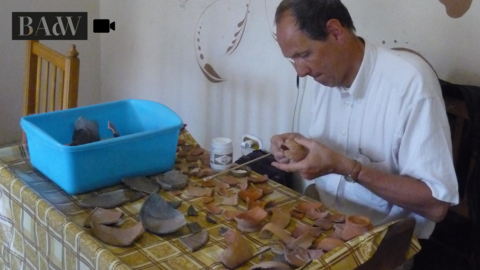 Stefan Schmidt arbeitet mit archäologischen Funden