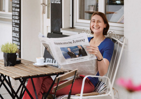  Marijke Ottink beim Zeitunglesen