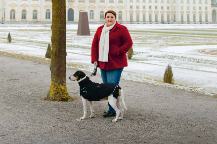 Laura Schulz und ihr Hund im Park von Schloss Schleißheim