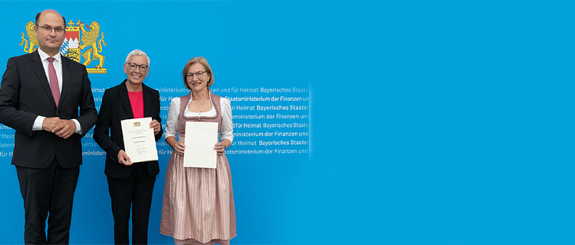 Minister Füracker mit den beiden Preisträgerinnen