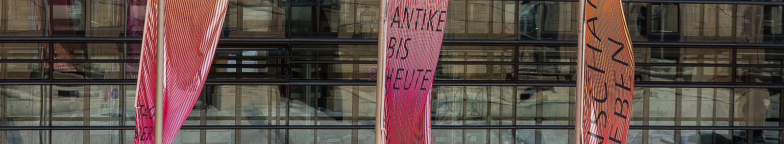 Gehisste Fahnen vor der Fassade der Bayerischen Akademie der Wissenschaften