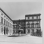 Schwarzweiß-Aufnahme des neuen Domizils der Akademie am (ehemaligen) Marstallplatz