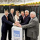 Gruppenfoto der Mitarbeiter und Mitarbeiterinnen des LRZs bei der Inbetriebnahme der Phase 2 des SuperMUC