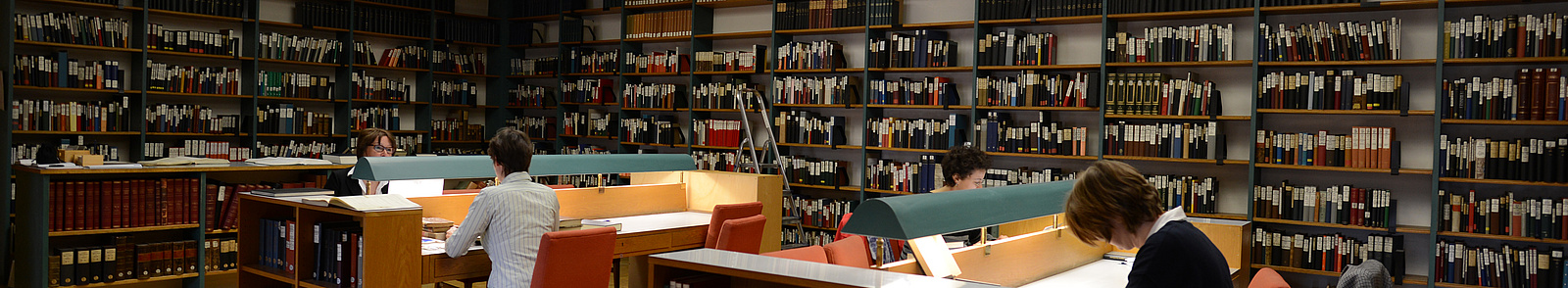 Lesende Mitarbeiter*innen in der Thesaurus Linguae Latinae Bibliothek