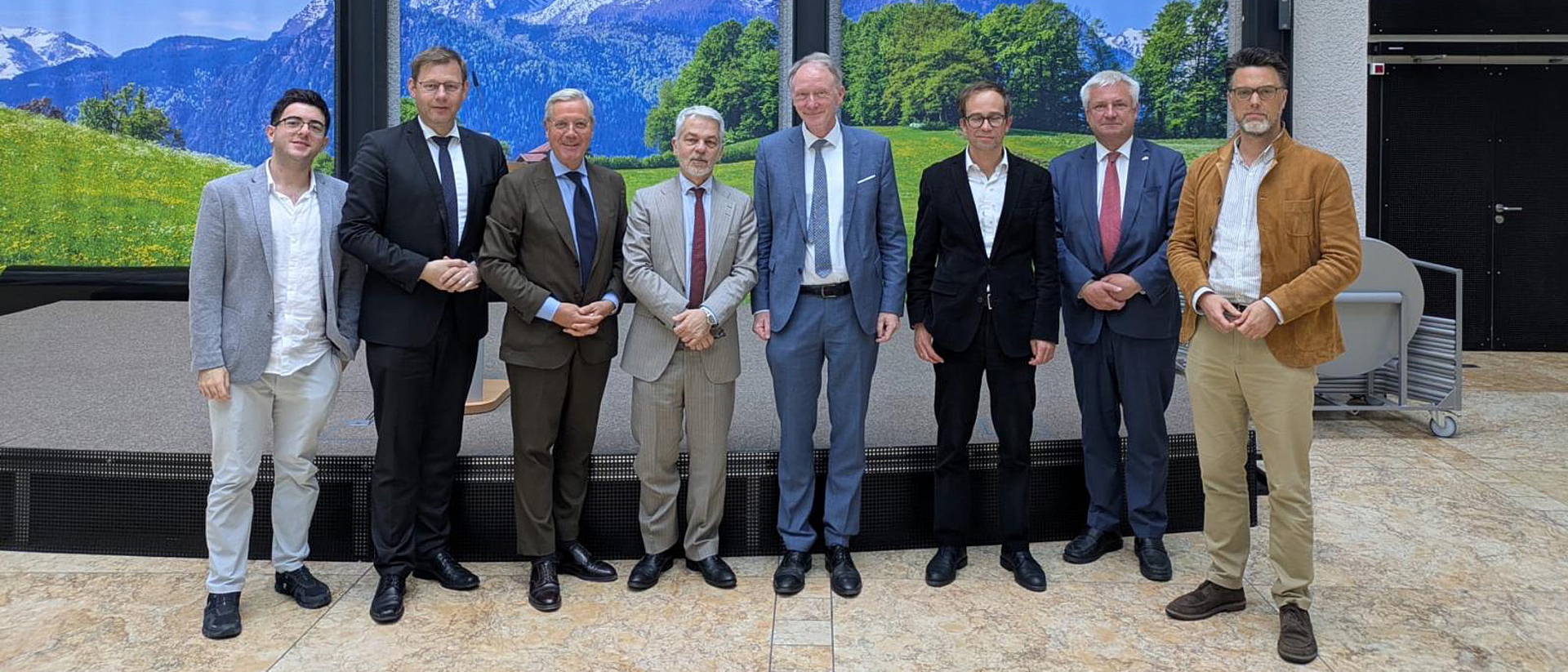 ALT-Text: Gruppenfoto der Teilnehmenden der Auftaktveranstaltung des Dialogformats „Wissenschaft und Politik“ der Ad Hoc-Arbeitsgruppe „Neoimperialismus als Herausforderung der Gegenwart“ am 9. Juni 2026 in der Bayerischen Vertretung in Berlin. Im Mittelpunkt stehen die Leitenden Prof. Dr. Martin Schulze Wessel, Prof. Dr. Carlo Masala und Prof. Dr. Sören Urbansky sowie weitere Wissenschaftler:innen und politische Entscheidungsträger:innen, die sich zum Thema „China als neoimperiale Macht“ austauschen.