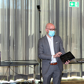 Minister und Gäste während des Besuchs