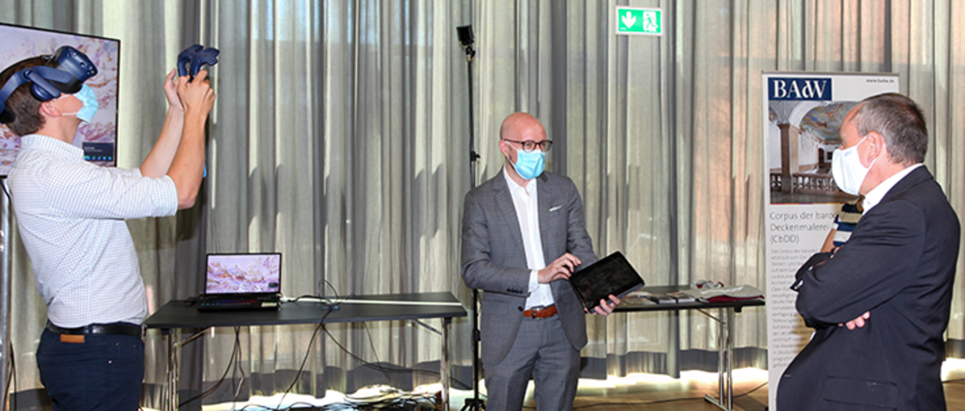 (Foto: Astrid Garth) Minister und Gäste während des Besuchs