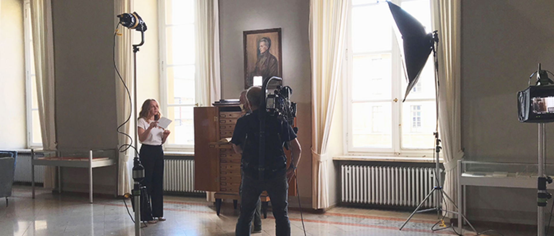 Brigitte Hobmeier und das Filmteam beim Dreh in der Vorbibliothek der Akademie