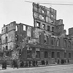 Schwarzweiß-Aufnahme des zerstörten Akademiegebäudes an der Neuhauser Straße