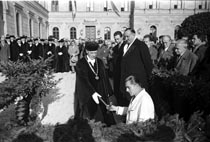 Foto der Grundsteinlegung des Kronprinz Rupprecht Brunnens vor der Akademie.