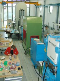 Blick in das Hochdrucklabor des Bayerischen Geoinstituts mit drei Viel-Stempel/Multi Anvil-Pressen.