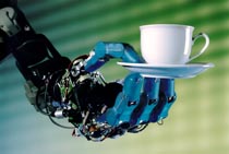 Roboterhand mit Kaffeetasse