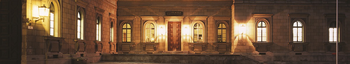Beleuchtete Fassade der Bayerischen Akademie der Wissenschaften