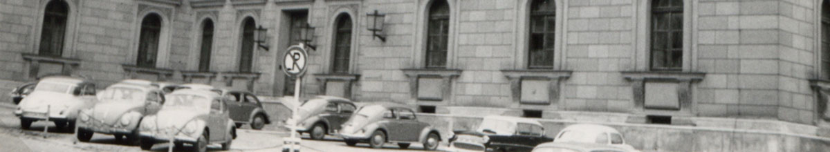 Historische Schwarz-Weiß-Aufnahme der Fassade der Residenz, vor der Autos parken
