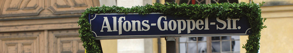Geschmücktes Alfons-Goppel-Straßenschild