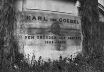 Schwarzweißfotografie des Gedenksteins für Karl von Goebel