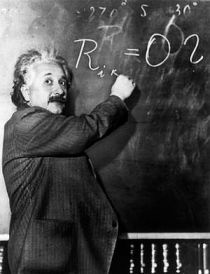 Fotografie von Albert Einstein schreibend an einer Tafel in der Heidelberger Akademie