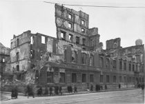 Schwarzweiß-Aufnahme des zerstörten Akademiegebäudes an der Neuhauser Straße