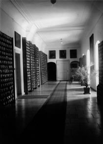 Schwarzweiß-Fotografie des Korridors der Ausweichstelle Kloster Scheyern des Thesaurus Linguae Latinae