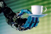 Roboterhand mit sensomotorischer Steuerung, die eine Kaffeetasse serviert