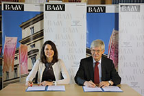 Foto der Wissenschaftsministerin Marion Kiechle mit dem Akademiepräsidenten Thomas O. Höllmann bei der Unterzeichnung einer Zielvereinbarung zwischen dem Bayerischen Staatsministerium für Wissenschaft und Kunst und der BAdW