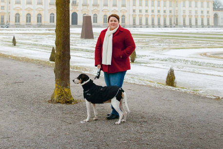 Laura Schulz und ihr Hund im Park von Schloss Schleißheim