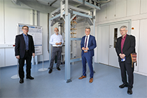 Staatsminister Bernd Sibler, Institutsleiter Rudolf Gross und Stefan Filipp und Akademiepräsident Thomas O. Höllmann im Walther-Meißner-Institut