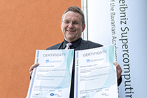 Helmut Reiser mit den zwei Zertifikaten der Internationalen Organisation für Standardisierung