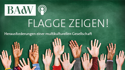 viele bunte Hände in der Luft