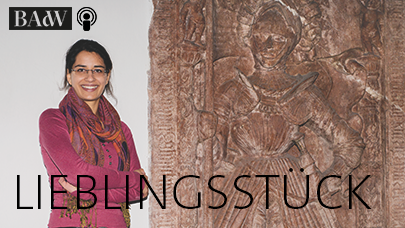 Mirjam Goeth vor der Grabplatte von Peter von Altenhaus, Foto: Myrzik und Jarisch