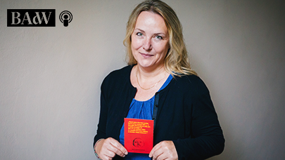 Marketa Spiritova mit einer Postkarte