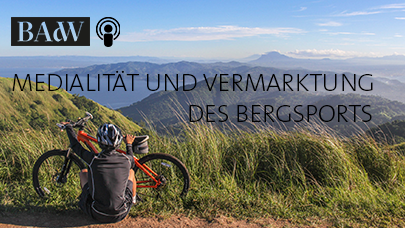 Mountainbikefahrer sitzt auf einem Berg