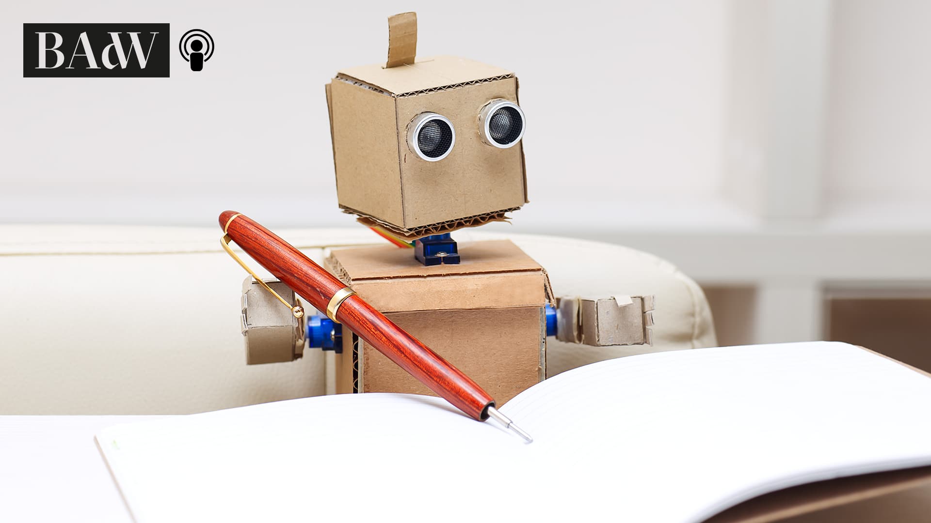 Kleiner Papproboter schreibt