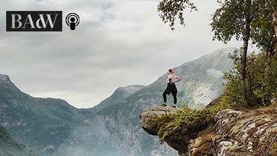 Sportlerin in den Bergen