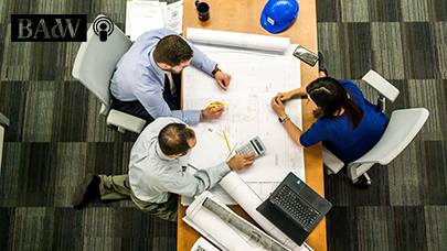 Drei Menschen bei einer Arbeitsbesprechung