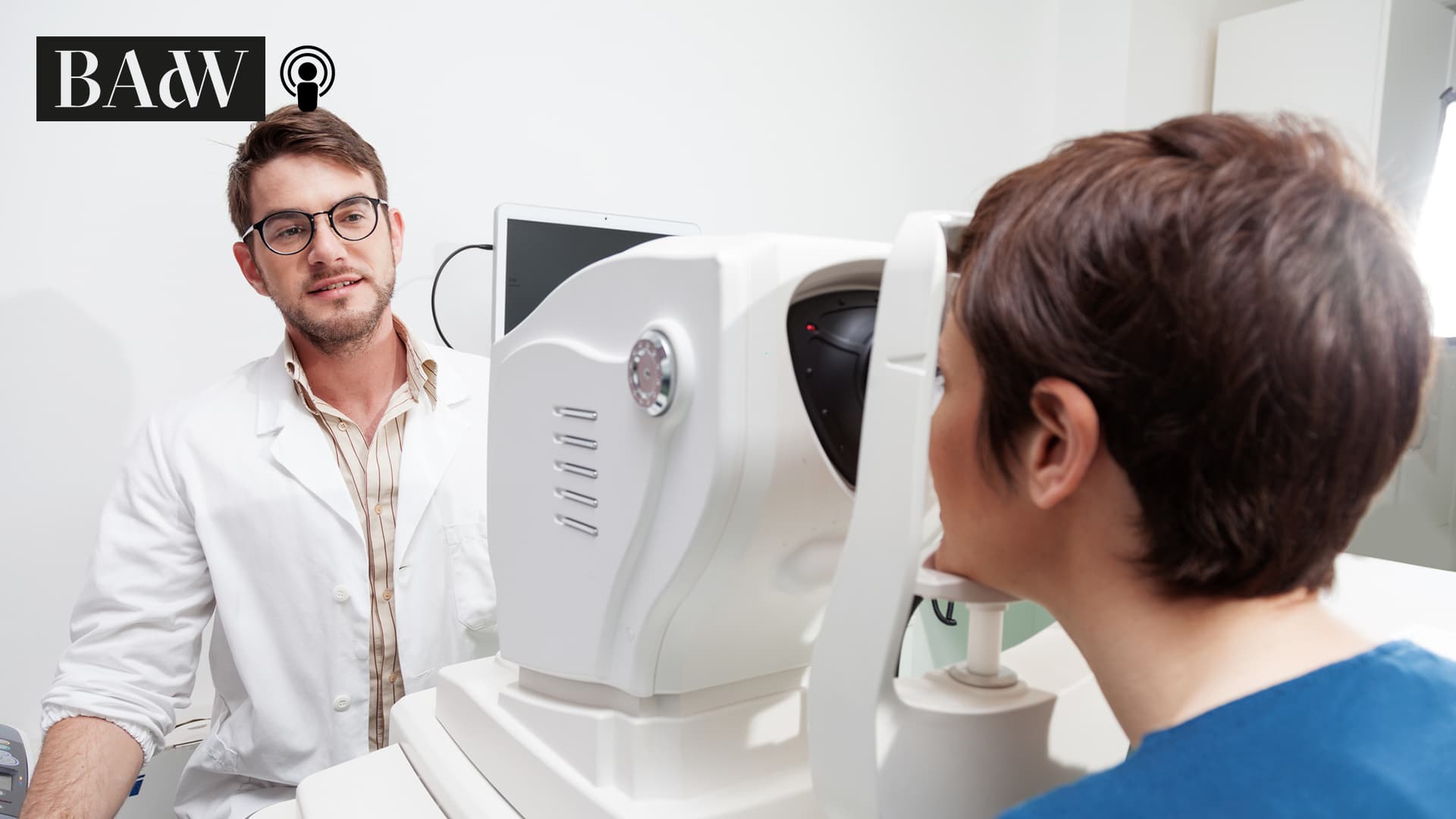 Augenarzt mit Patientin