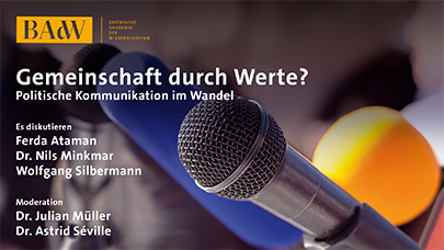 Veranstaltungsbild mit Mikrofonen