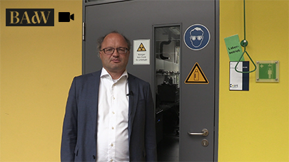 Peter Wasserscheid vor dem Labor